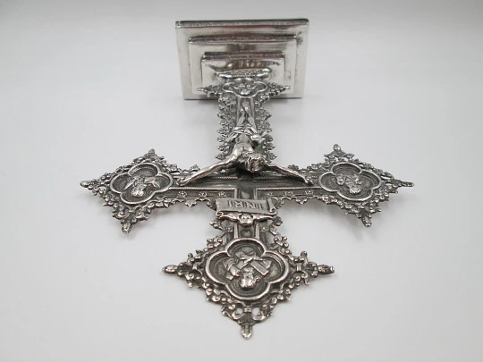 Crucifijo de mesa con tetramorfos y peana decorada. Joyería Malde. Plata de ley. 1980