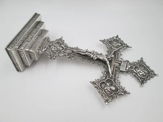 Crucifijo de mesa con tetramorfos y peana decorada. Joyería Malde. Plata de ley. 1980