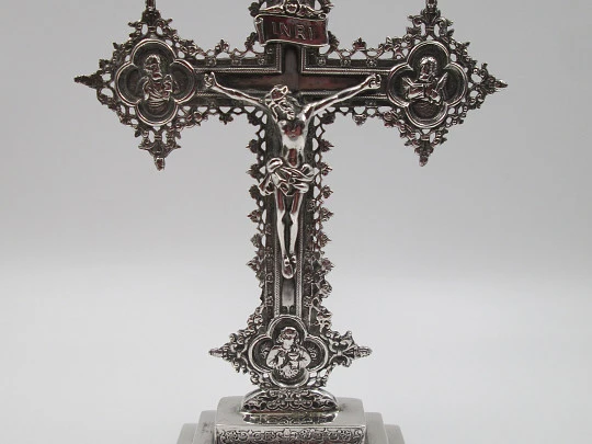 Crucifijo de mesa con tetramorfos y peana decorada. Joyería Malde. Plata de ley. 1980