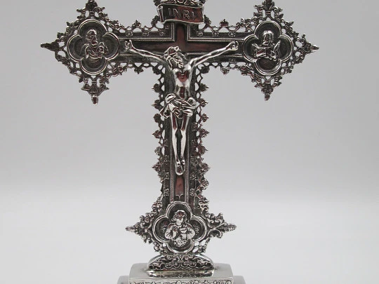 Crucifijo de mesa con tetramorfos y peana decorada. Joyería Malde. Plata de ley. 1980