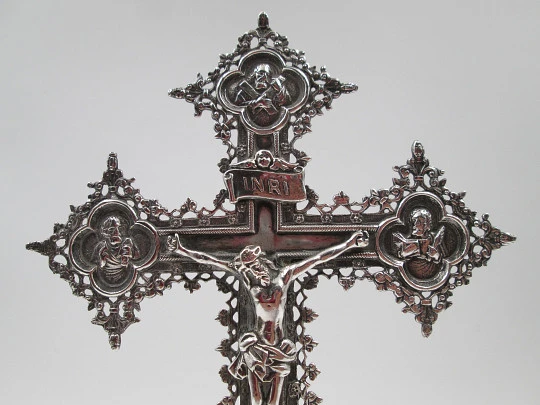 Crucifijo de mesa con tetramorfos y peana decorada. Joyería Malde. Plata de ley. 1980