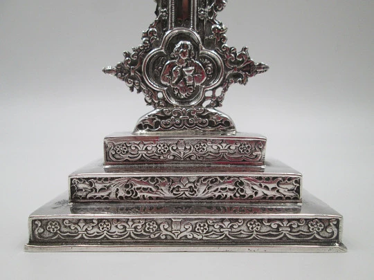 Crucifijo de mesa con tetramorfos y peana decorada. Joyería Malde. Plata de ley. 1980