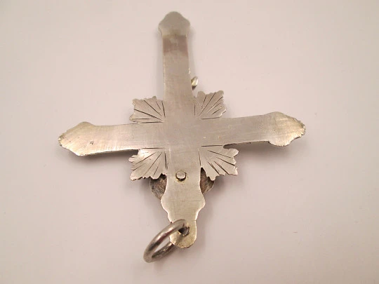 Crucifijo en plata de ley. Cristo con aureola y resplandor. Asa y argolla. 1850. España