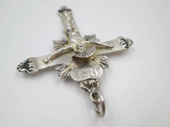 Crucifijo en plata de ley. Cristo con aureola y resplandor. Asa y argolla. 1850. España