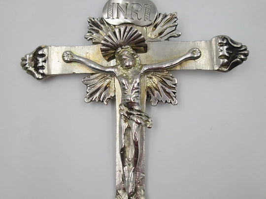 Crucifijo en plata de ley. Cristo con aureola y resplandor. Asa y argolla. 1850. España