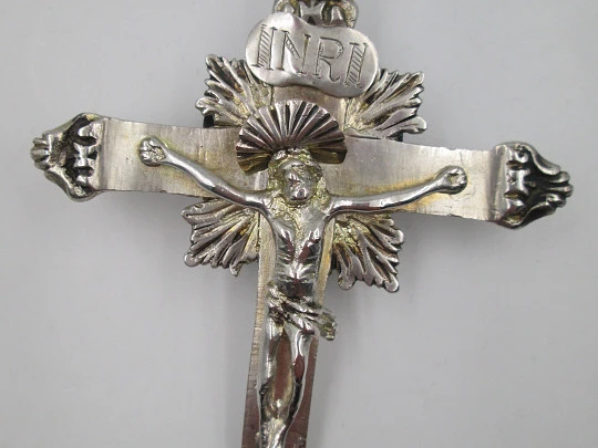 Crucifijo en plata de ley. Cristo con aureola y resplandor. Asa y argolla. 1850. España