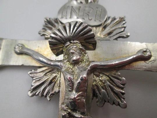 Crucifijo en plata de ley. Cristo con aureola y resplandor. Asa y argolla. 1850. España