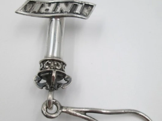 Crucifijo plata de ley 925. Brazos tubo y remates corona. España. 1950