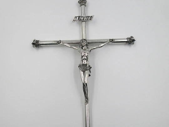 Crucifijo plata de ley 925. Brazos tubo y remates corona. España. 1950