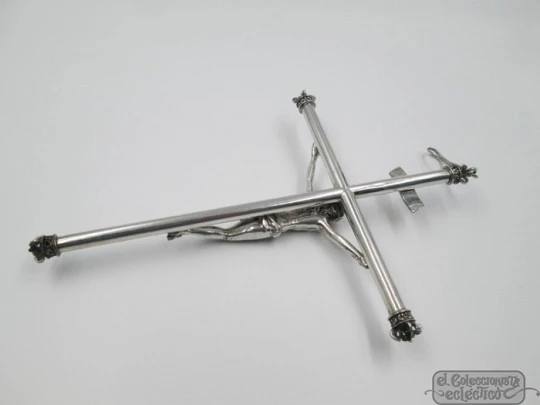 Crucifijo plata de ley 925. Brazos tubo y remates corona. España. 1950