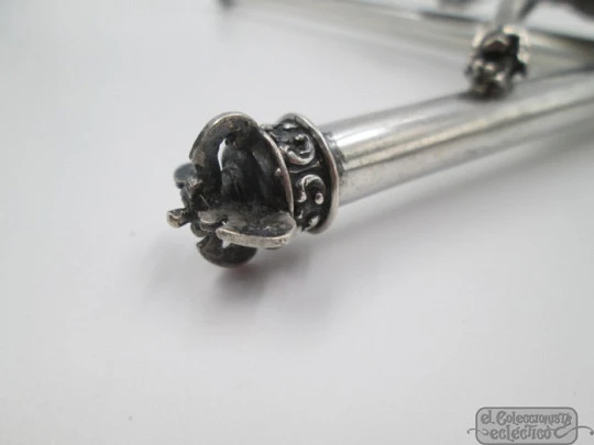 Crucifijo plata de ley 925. Brazos tubo y remates corona. España. 1950