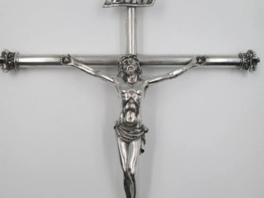 Crucifijo plata de ley 925. Brazos tubo y remates corona. España. 1950