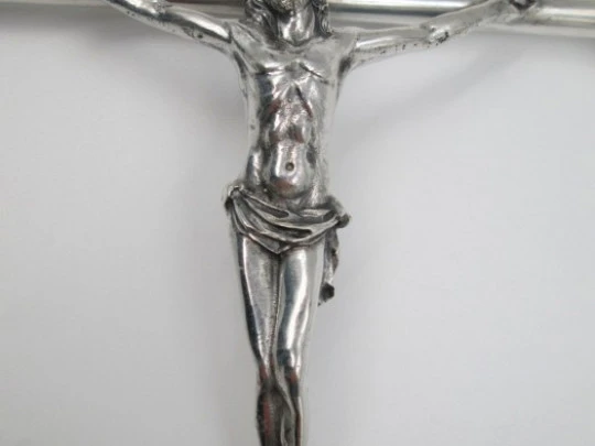 Crucifijo plata de ley 925. Brazos tubo y remates corona. España. 1950