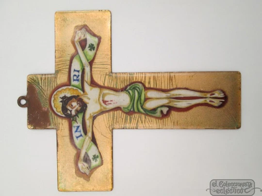 Cruz antigua. Esmalte sobre cobre. Años 40. Jesús crucificado