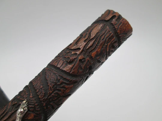 Cruz artesanal de madera labrada con Cristo de plata de ley. Formas vegetales. 1950