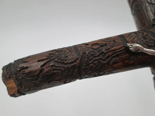 Cruz artesanal de madera labrada con Cristo de plata de ley. Formas vegetales. 1950