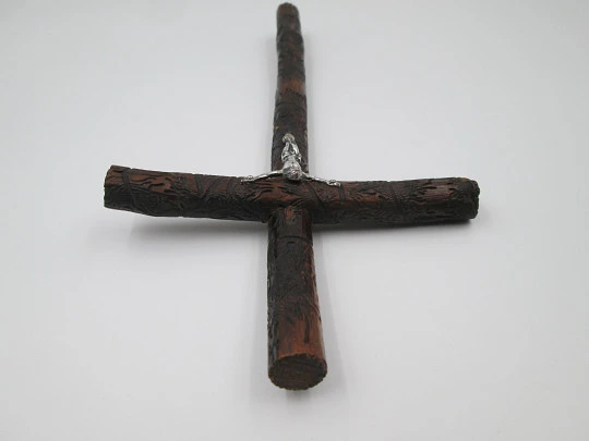Cruz artesanal de madera labrada con Cristo de plata de ley. Formas vegetales. 1950