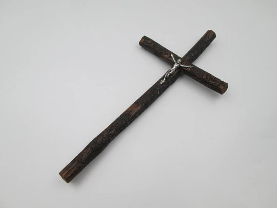 Cruz artesanal de madera labrada con Cristo de plata de ley. Formas vegetales. 1950