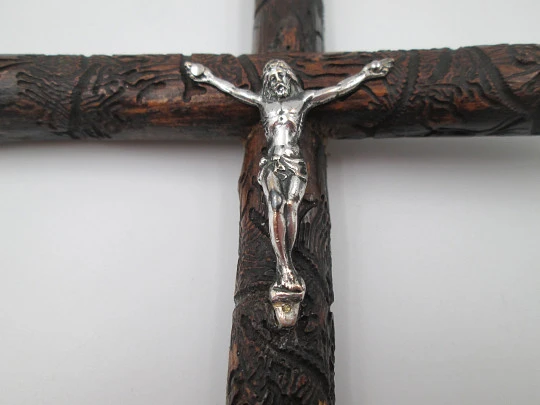Cruz artesanal de madera labrada con Cristo de plata de ley. Formas vegetales. 1950