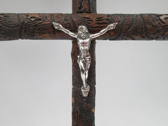 Cruz artesanal de madera labrada con Cristo de plata de ley. Formas vegetales. 1950
