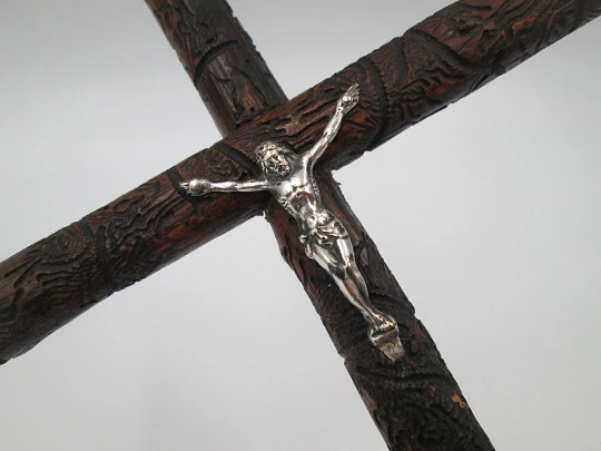 Cruz artesanal de madera labrada con Cristo de plata de ley. Formas vegetales. 1950