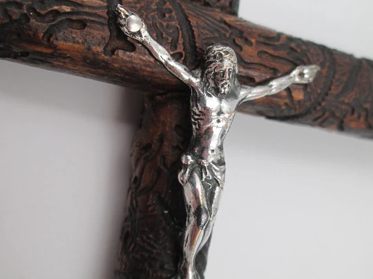 Cruz artesanal de madera labrada con Cristo de plata de ley. Formas vegetales. 1950
