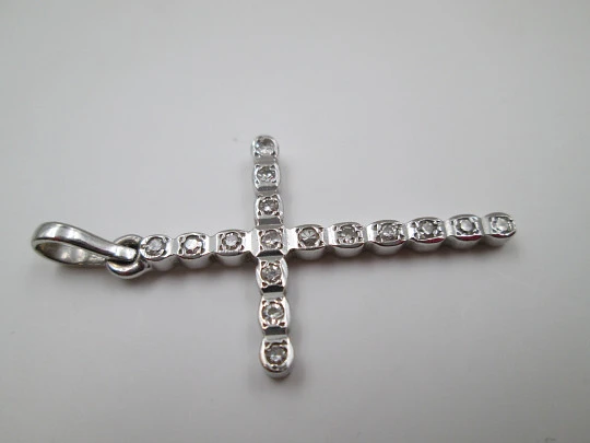 Cruz colgante oro blanco 18k y 16 diamantes talla brillante. 1990's