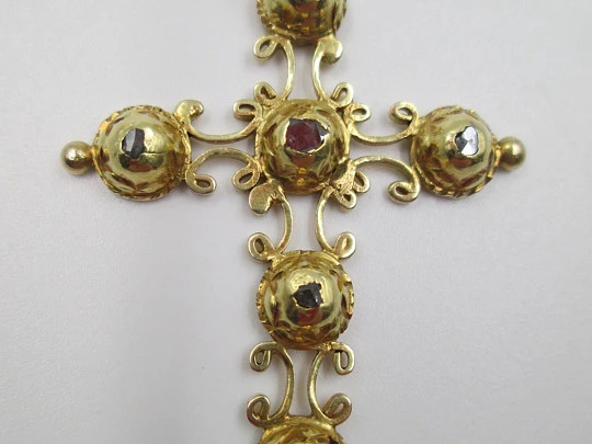 Cruz colgante. Oro y diamantes. España. Siglo XIX. Asa. Calada