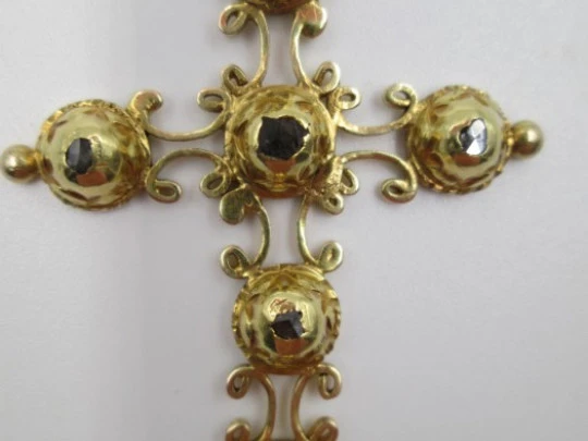 Cruz colgante. Oro y diamantes. España. Siglo XIX. Asa. Calada