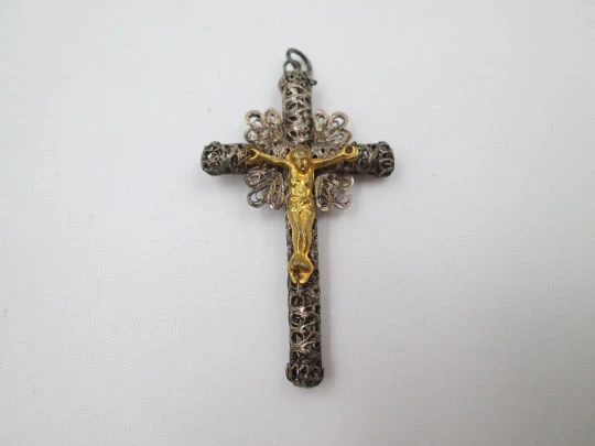 Cruz crucifijo colgante de filigrana. Plata de ley y vermeil. Asa y argolla. España. 1930