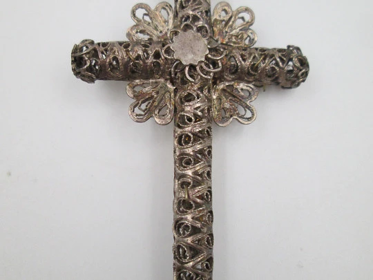 Cruz crucifijo colgante de filigrana. Plata de ley y vermeil. Asa y argolla. España. 1930
