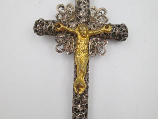 Cruz crucifijo colgante de filigrana. Plata de ley y vermeil. Asa y argolla. España. 1930
