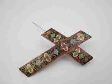 Cruz de bronce y esmalte. Motivos vegetales y geométricos color. Alfiler plata. 1970
