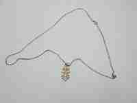 Cruz de Caravaca con cadena de eslabones. Plata de ley 925. Años 90
