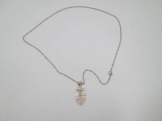 Cruz de Caravaca con cadena de eslabones. Plata de ley 925. Cierre argolla. España. 1990