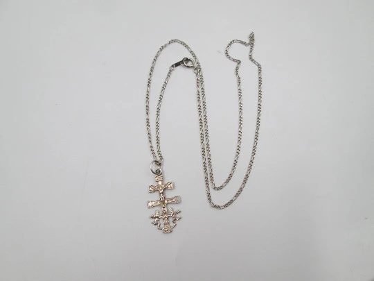 Cruz de Caravaca con cadena de eslabones. Plata de ley 925. Cierre argolla. España. 1990