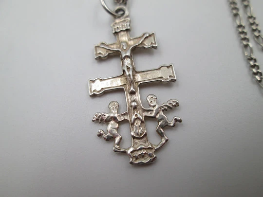 Cruz de Caravaca con cadena de eslabones. Plata de ley 925. Cierre argolla. España. 1990