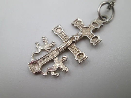 Cruz de Caravaca con cadena de eslabones. Plata de ley 925. Cierre argolla. España. 1990