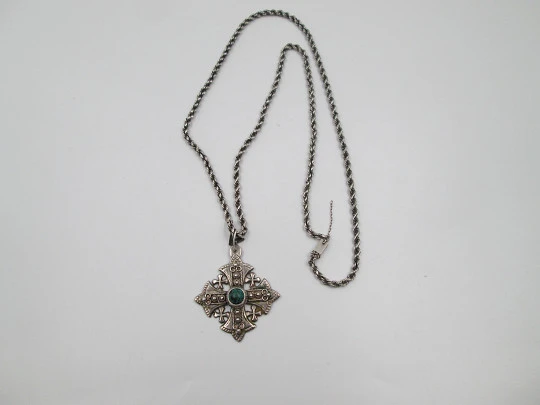 Cruz de Jerusalén con cordón trenzado. Plata de ley y cabujón malaquita. México. 1980