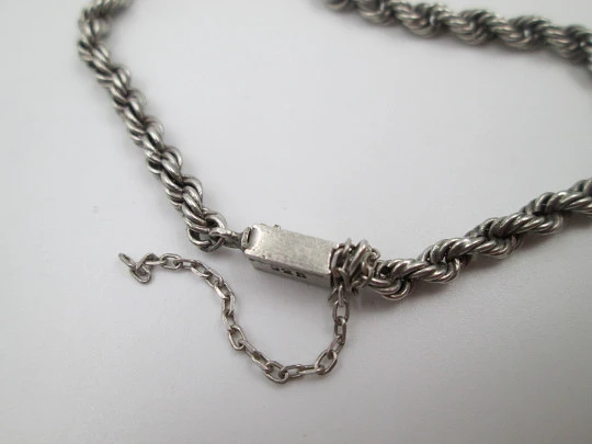 Cruz de Jerusalén con cordón trenzado. Plata de ley y cabujón malaquita. México. 1980