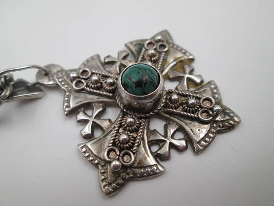 Cruz de Jerusalén con cordón trenzado. Plata de ley y cabujón malaquita. México. 1980