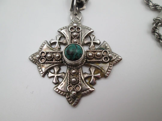 Cruz de Jerusalén con cordón trenzado. Plata de ley y cabujón malaquita. México. 1980