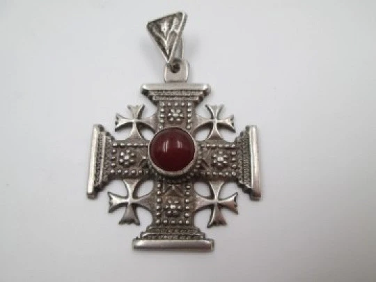 Cruz de Jerusalén. Plata de ley 900. Piedra ámbar. Colgante