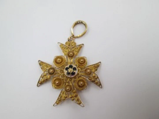 Cruz de Malta filigrana colgante. Joyería regional. Siglo XIX. Oro 18k y esmalte