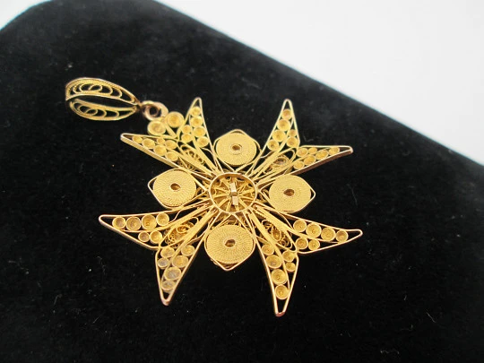 Cruz de Malta filigrana colgante. Joyería regional. Siglo XIX. Oro 18k y esmalte
