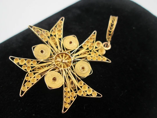 Cruz de Malta filigrana colgante. Joyería regional. Siglo XIX. Oro 18k y esmalte