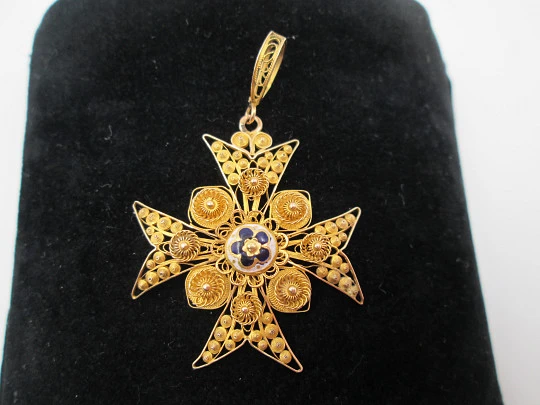 Cruz de Malta filigrana colgante. Joyería regional. Siglo XIX. Oro 18k y esmalte