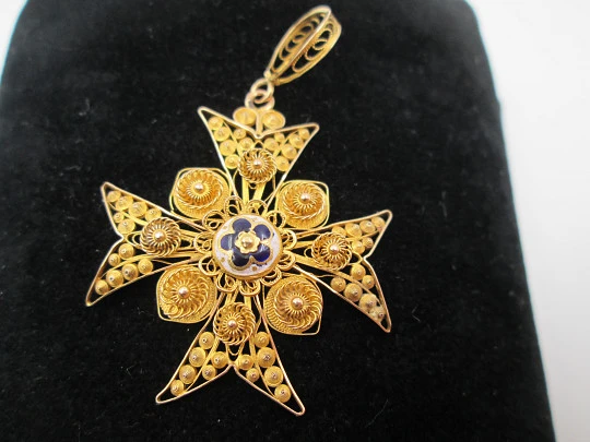 Cruz de Malta filigrana colgante. Joyería regional. Siglo XIX. Oro 18k y esmalte