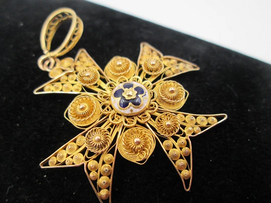 Cruz de Malta filigrana colgante. Joyería regional. Siglo XIX. Oro 18k y esmalte