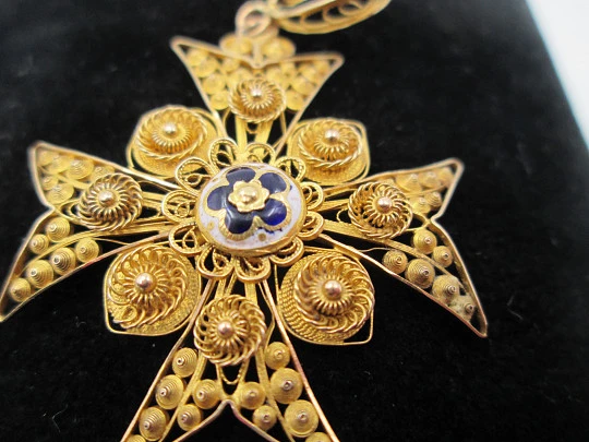 Cruz de Malta filigrana colgante. Joyería regional. Siglo XIX. Oro 18k y esmalte